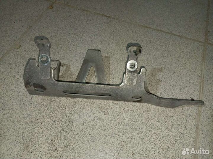 Кронштейн топливной рампы, форсунок Nissan HR16