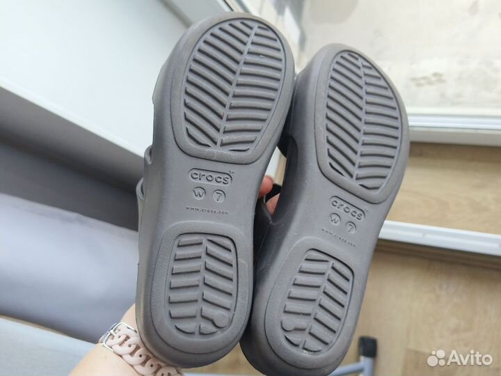 Женские шлепанцы crocs 36