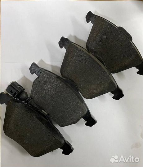 1 комплект тормозных накладок 1K0698151B