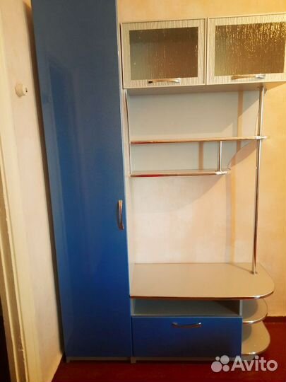 Продам шкаф(в подарок компьютерный столик)