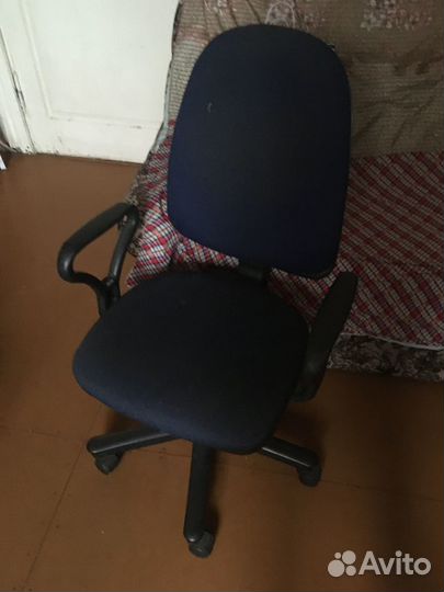 Компьютерное кресло, ретро-чемодан СССР для декора