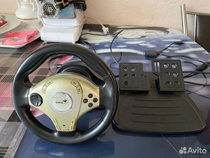 Игровой руль с педалями