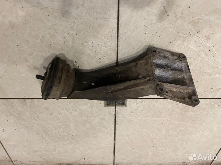 Кронштейн двигателя левый BMW E39