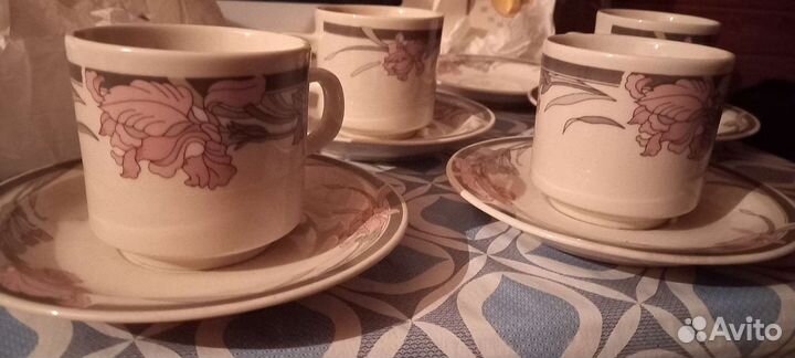 Чайные чашки и блюдца