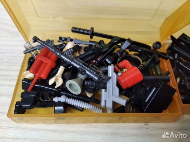 Оружие и обмундирование lego