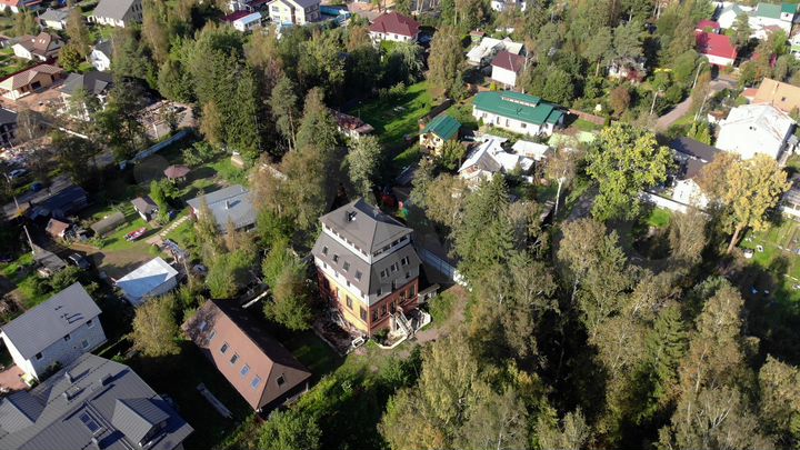 Коттедж 539,7 м² на участке 20,4 сот.