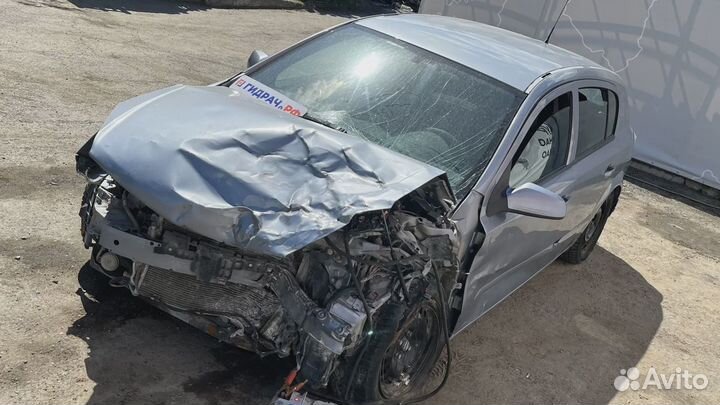 Уплотнитель стекла переднего правого Opel Astra (H