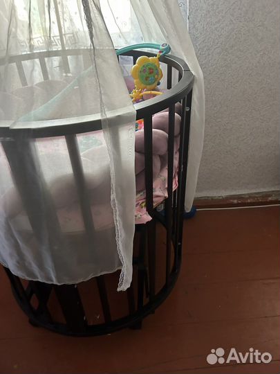 Детская кроватка с маятником