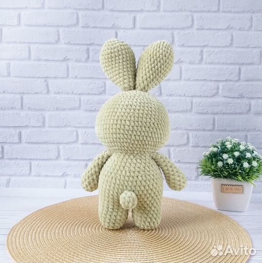 Вязаная игрушка Зайка в новогоднем костюме