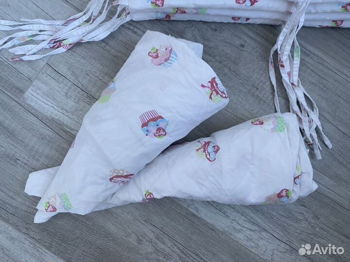 Бортики в кроватку (+2 простыни)