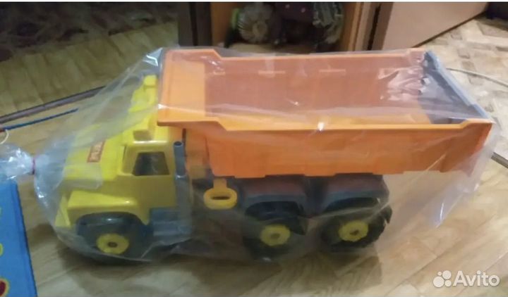 Грузовик самосвал супергигант большой