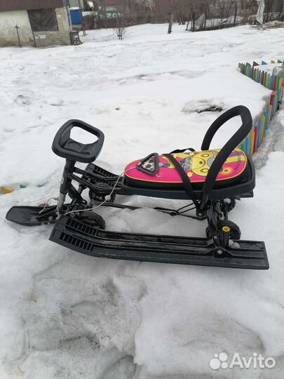Снегокат с ручкой и колесами