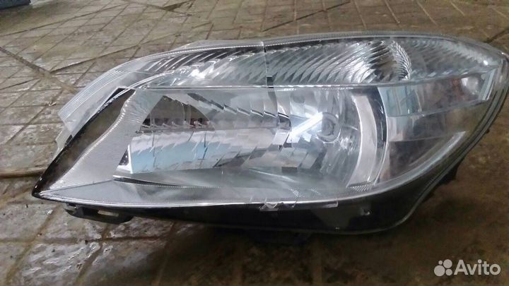 Фара левая и правая для Fabia 2 Разбито стекло