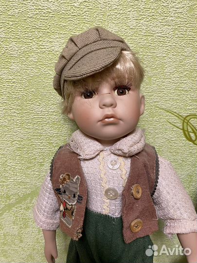 Кукла фарфоровая