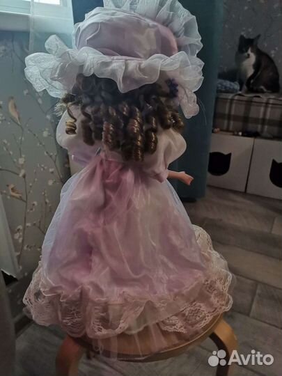 Кукла фарфоровая