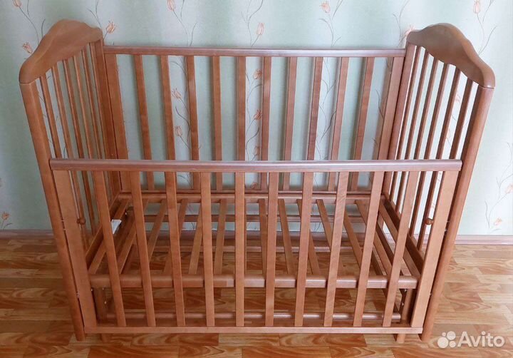 Детская кроватка с маятником