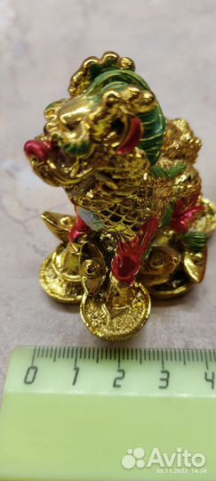 Сувенир фигурка Китайский дракон на монетах новый