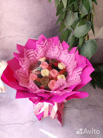 Букет из шоколадных розочек и мармелада