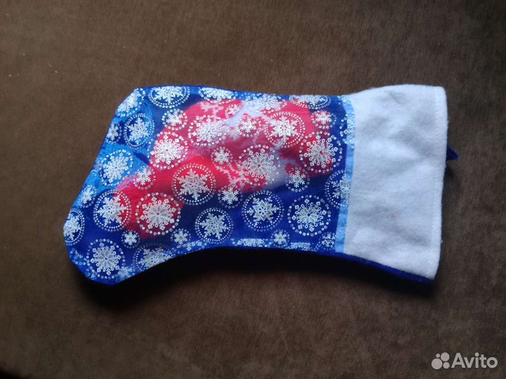 Шапки с помпошкой(белые и красные)