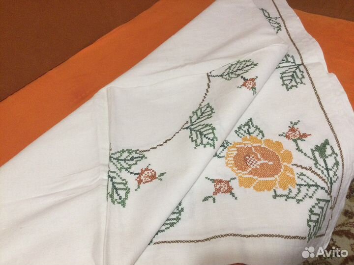 Льняная вышитая скатерть большая