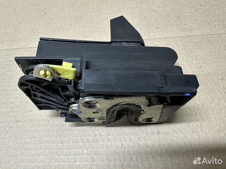 Замок задней левой двери Renault Sandero 2