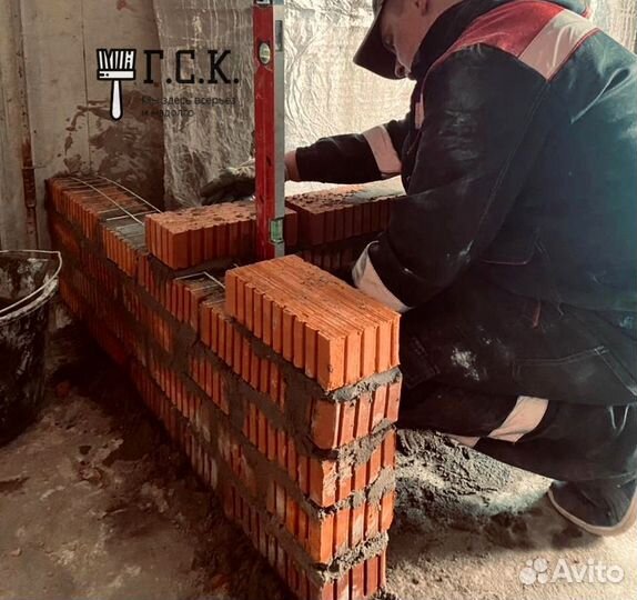 Каменщик на стройку