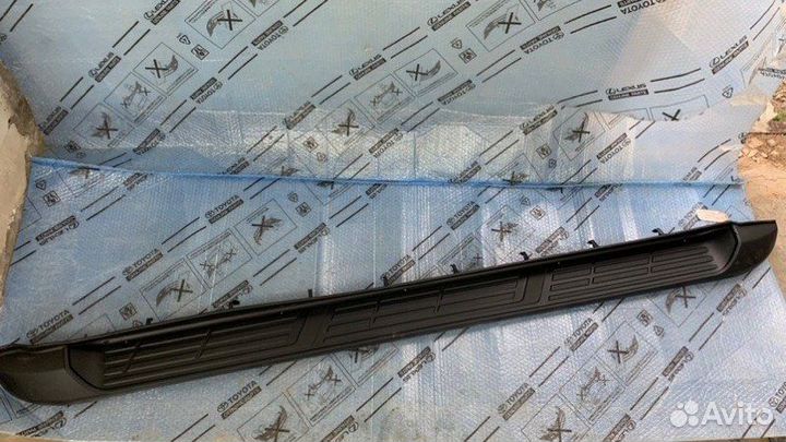 Накладка подножки правая Toyota Hilux8 2015