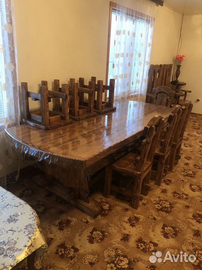 Стол и стулья