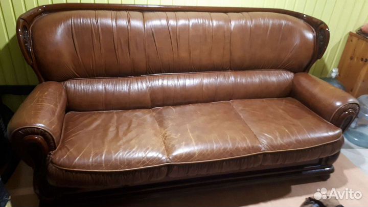 Кожаный диван