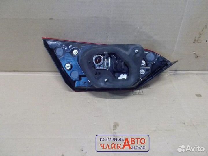 Фонарь крышки багажника правый Toyota Camry V70