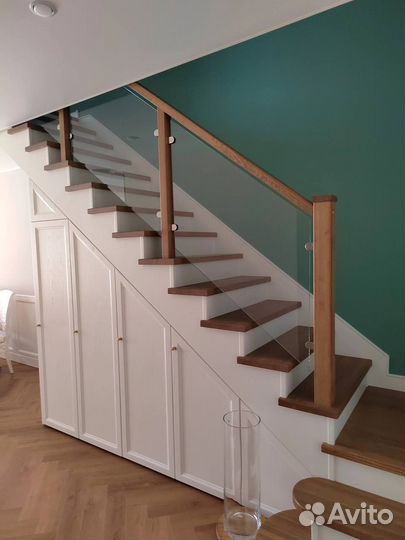 Лестница из ясеня на металлическом каркасе