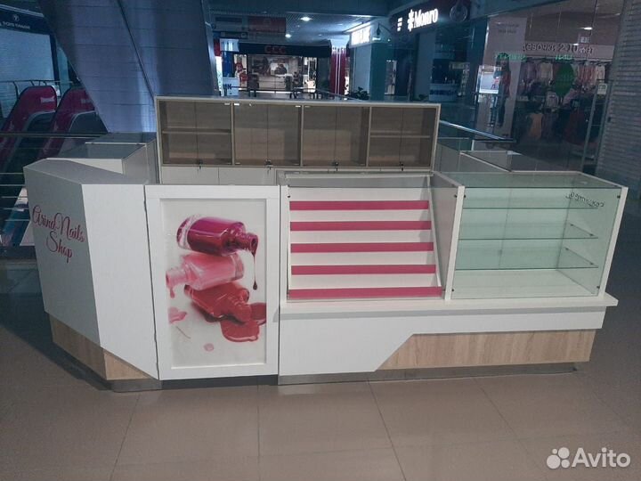 Торговый островок для торговли из витрин