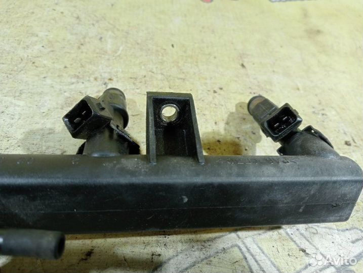 Топливная рампа с форсунками Peugeot 406 седан 1.8