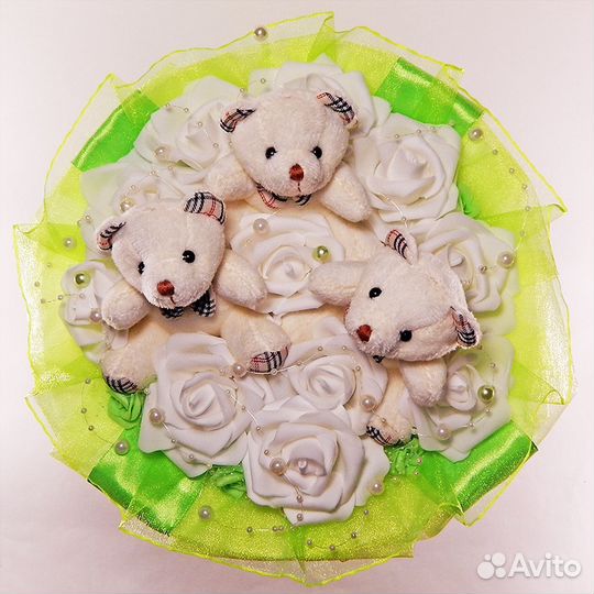 Зеленый букет из игрушек с мишками и розочками