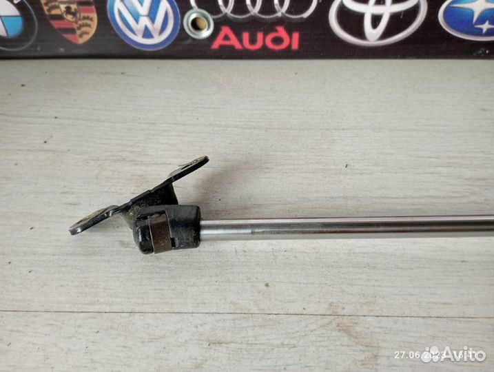 Амортизатор двери багажника задний правый Lexus