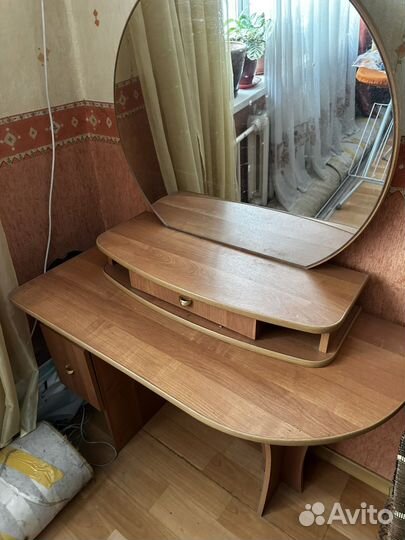 Туалетный столик с зеркалом