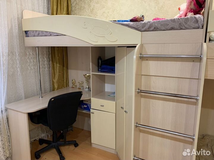 Кровать, шкаф для вещей, писменый стол ;