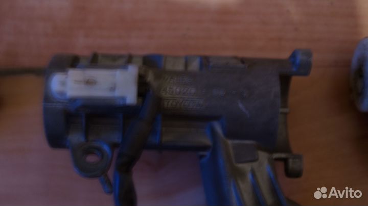 Обшивка порога переднего правого Toyota Avensis 1