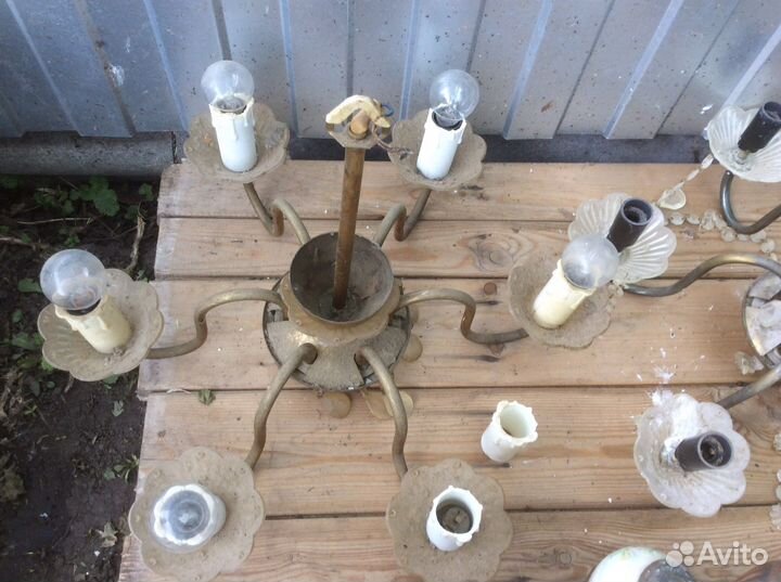 Много разных люстр и плафонов