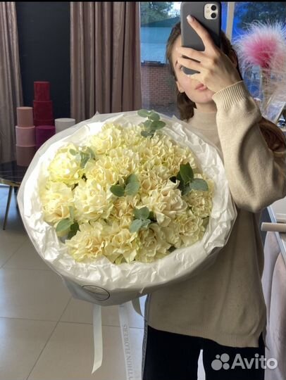 Букет белые розы с эвкалиптом