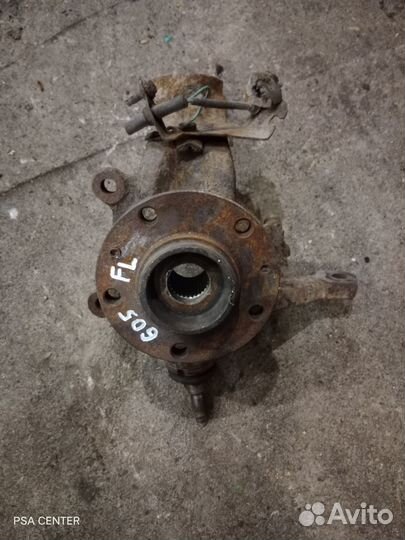 Кулак поворотный левый Peugeot 605