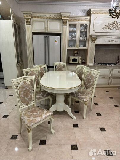 Стол и стулья