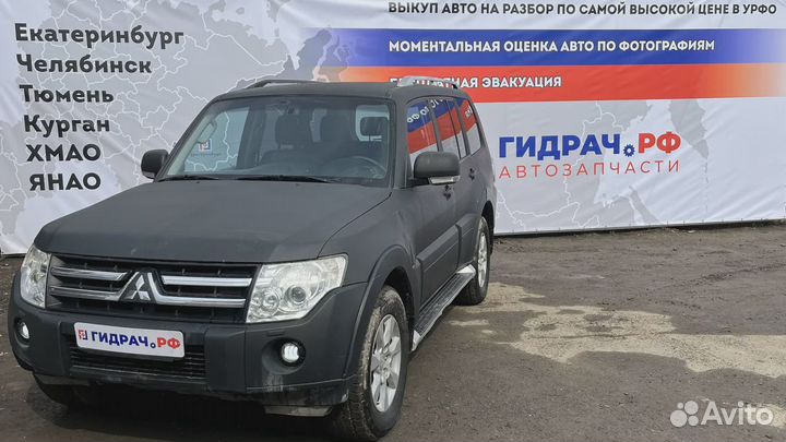 Обшивка двери багажника левая Mitsubishi Pajero (V