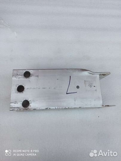 Кронштейн правый Mercedes W246, 117, 176, 156