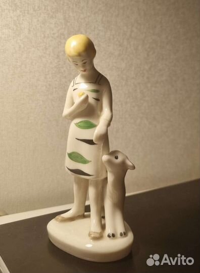 Фарфоровая статуэтка сср