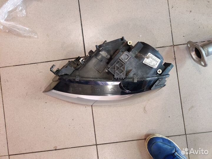 Левая фара Audi A4 ксенон