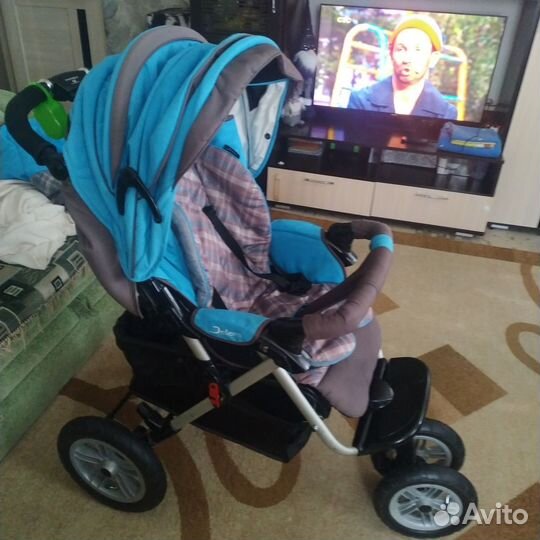 Прогулочная коляска с надувными колесами