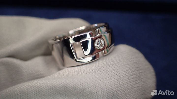 Золотое кольцо с бриллиантом