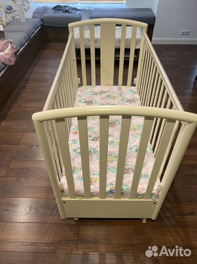 Детская кроватка с маятником