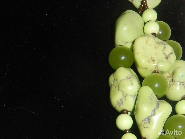 Бусы с яблочно - зеленой бирюзой